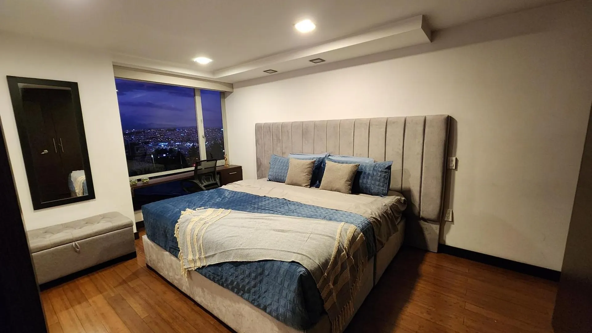 Cama King, Piscina En Suite De Lujo En Zona Privilegiada Y Centrica Quito