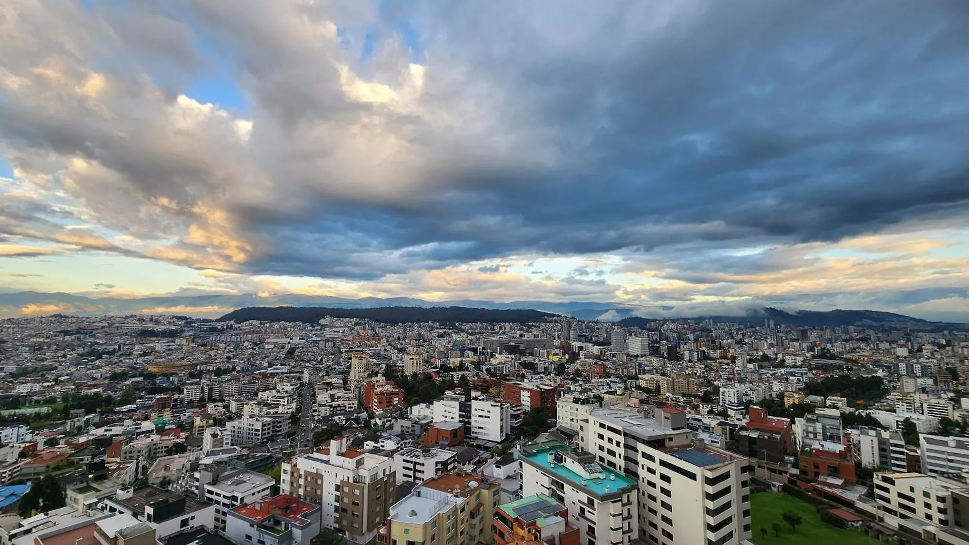 Cama King, Piscina En Suite De Lujo En Zona Privilegiada Y Centrica Quito